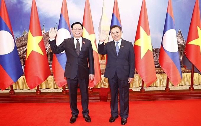  El presidente de la Asamblea Nacional de Vietnam, Vuong Dinh Hue, y su homólogo laosiano, Saysomphone Phomvihane. (Foto: VNA)