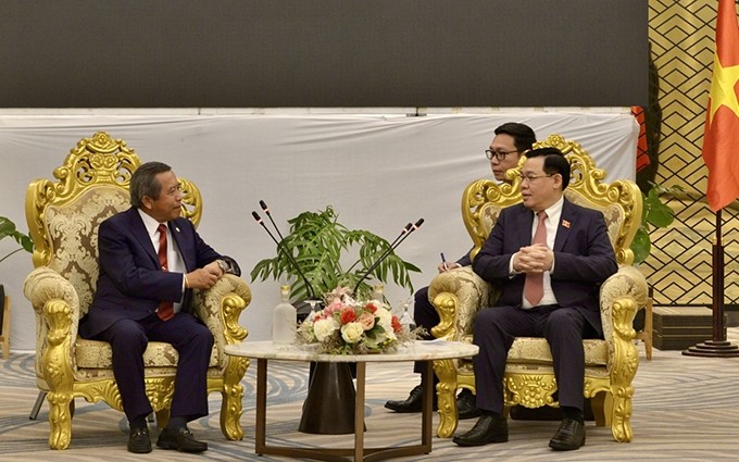 El presidente de la Asamblea Nacional de Vietnam, Vuong Dinh Hue, y el presidente de la Asociación de Amistad Laos-Vietnam, Boviengkham Vongdara (Foto: VOV)
