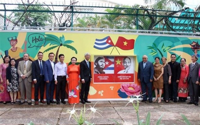 Delegados posan para la foto de recuerdo junto a la mural (Foto: VNA)
