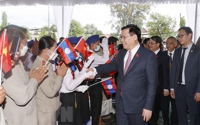  Prensa laosiana resalta visita del titular del Parlamento vietnamita (Foto: VNA)