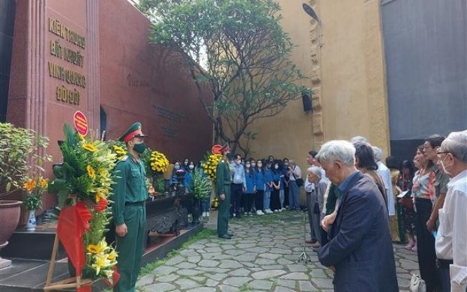 Delegados ofrecieron incienso para rendir homenaje a los mártires fallecidos en la prisión de Hoa Lo. (Foto: VNA)