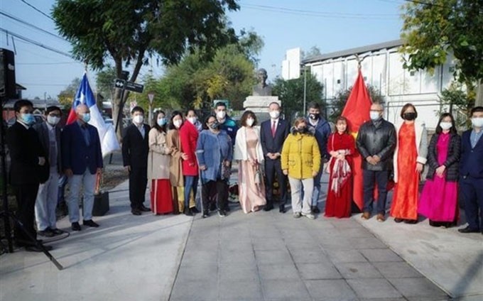 Representantes vietnamitas en la estatua del presidente Ho Chi Minh en el distrito de Cerro Navia, Chile. (Fotografía: VNA)