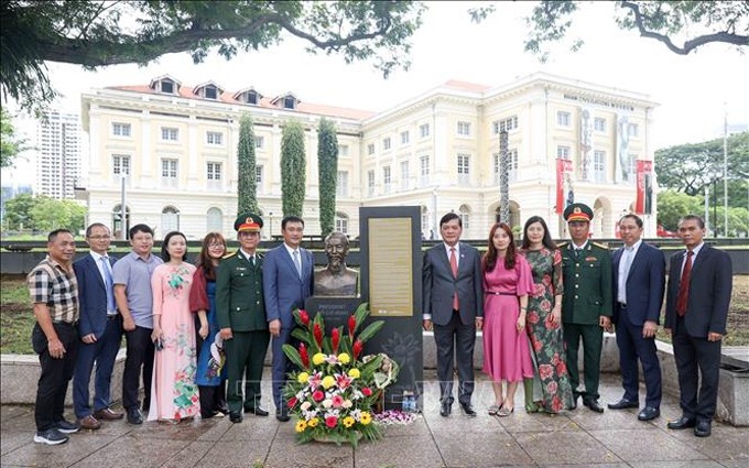 Representantes de la Embajada y agencias representativas de Vietnam en Singapur en el monumento y la estela conmemorativa dedicada al Presidente Ho Chi Minh en el Museo de Civilización Asiática. (Fotografía: VNA)