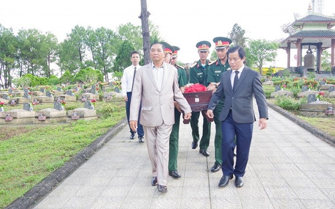 Rinden homenaje póstumo a combatientes voluntarios vietnamitas fallecidos en Laos (Fotografía: cand.com.vn)