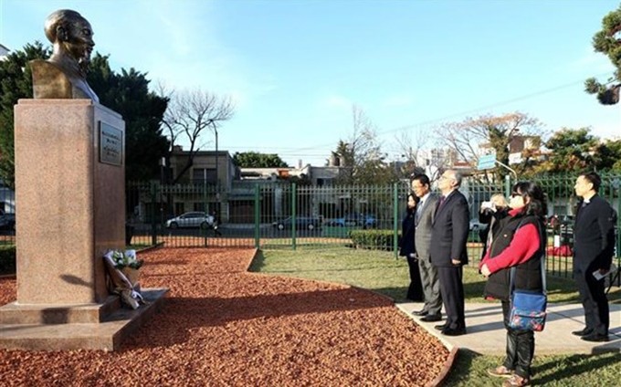 Rinden homenaje al Presidente Ho Chi Minh en Argentina (Foto: VNA)