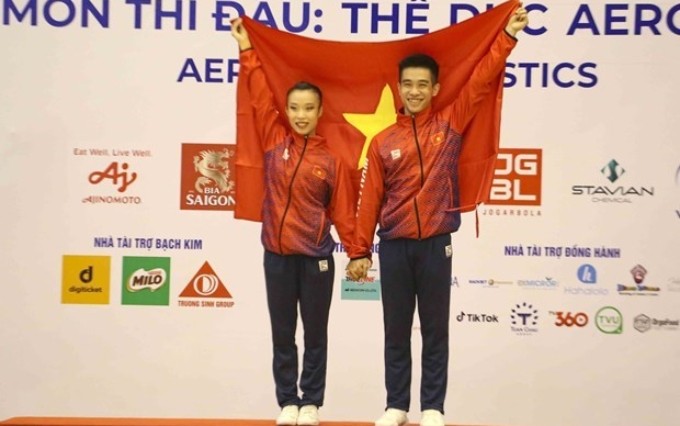 Los gimnastas vietnamitas Le Hoang Phong (D) y Tran Thuy Vi (Foto: VNA)