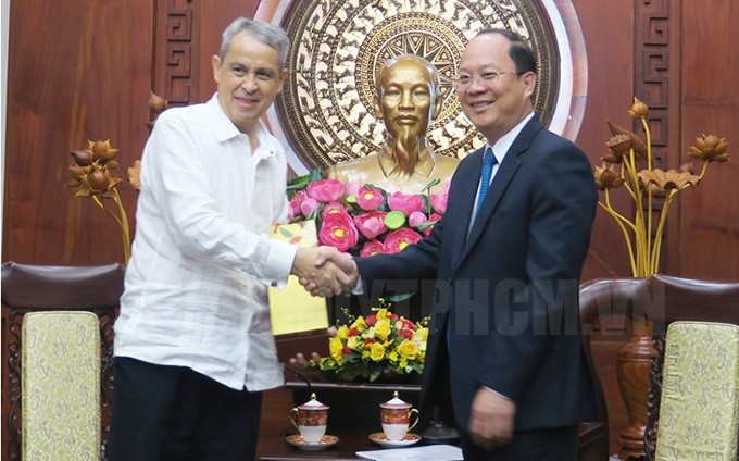 El subsecretario del Comité partidista de Ciudad Ho Chi Minh, Nguyen Ho Hai (D) recibe al embajador mexicano en Vietnam, Alejandro Negrín Muñoz. (Fotografía: hcmcpv.org.vn)