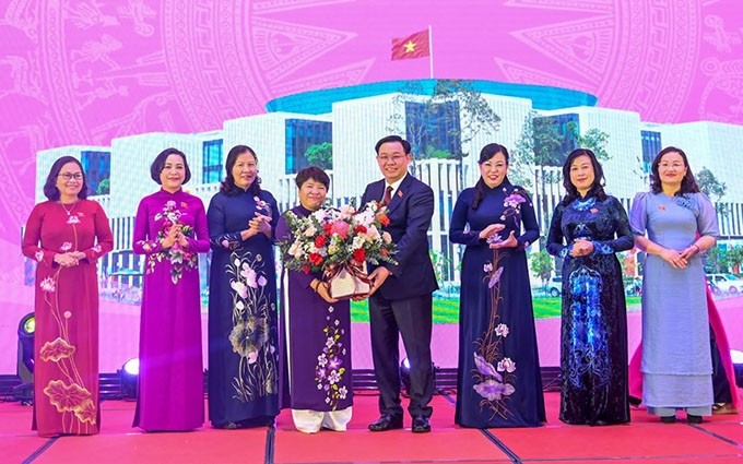 El presidente de la Asamblea Nacional de Vietnam, Vuong Dinh Hue, y representantes del Grupo de Mujeres Parlamentarias del órgano legislativo de la XV legislatura. (Fotografía: qdnd.vn)