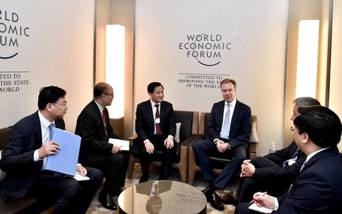 En la reunión entre el vicepremier Le Minh Khai y el presidente del WEF, Borgo Brende. (Fotografía: VGP)