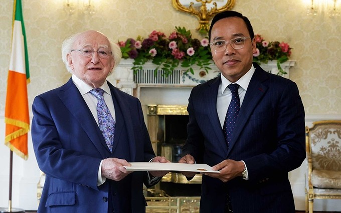 El embajador de Vietnam en Reino Unido e Irlanda, Nguyen Hoang Long, presenta sus cartas credenciales al presidente irlandés, Michael Daniel Higgins (Foto: baoquocte.vn)