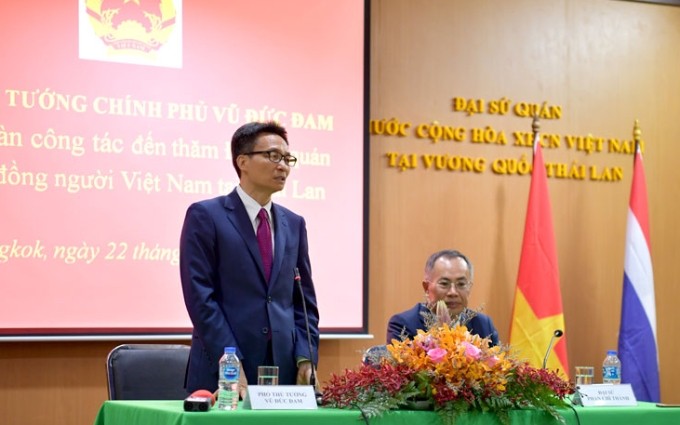  El vicepremier vietnamita Vu Duc Dam se reúne con compatriotas en Tailandia.