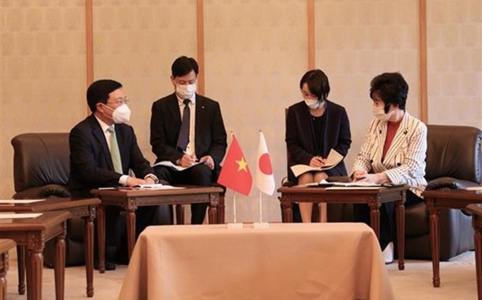 El viceprimer ministro de Vietnam, Pham Binh Minh, se reúne con la presidenta de la Cámara de Consejeros de Japón, Santo Akiko. (Fotografía: VNA)