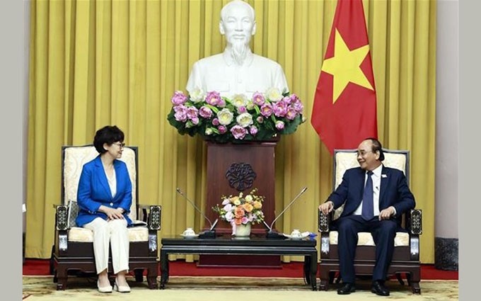 El presidente de Vietnam, Nguyen Xuan Phuc, recibe a la presidenta de la Asociación de Sudcoreanos en el país, Chang Eun-sook. (Fotografía: VNA)