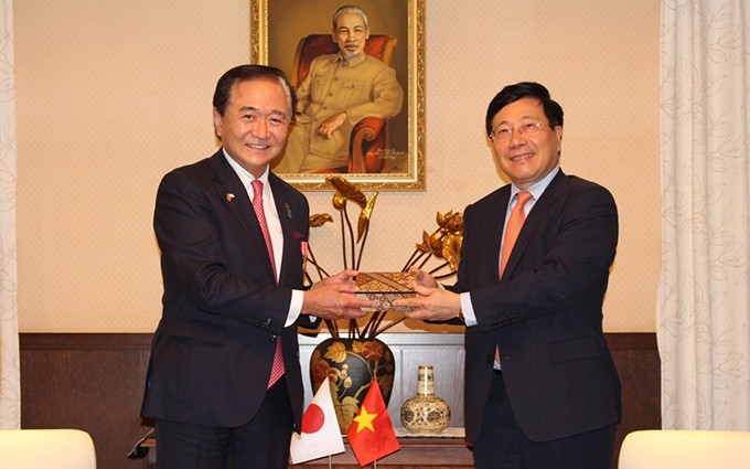 El viceprimer ministro de Vietnam Pham Binh Minh (D) entrega recuerdo a Yuji Kuroiwa, gobernador de la prefectura de Kanagawa de Japón (Foto: VOV)  