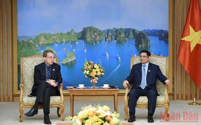El primer ministro de Vietnam, Pham Minh Chinh (D), dialoga con Patrick Gelsinger, director ejecutivo del grupo Intel. (Fotografía: Nhan Dan)