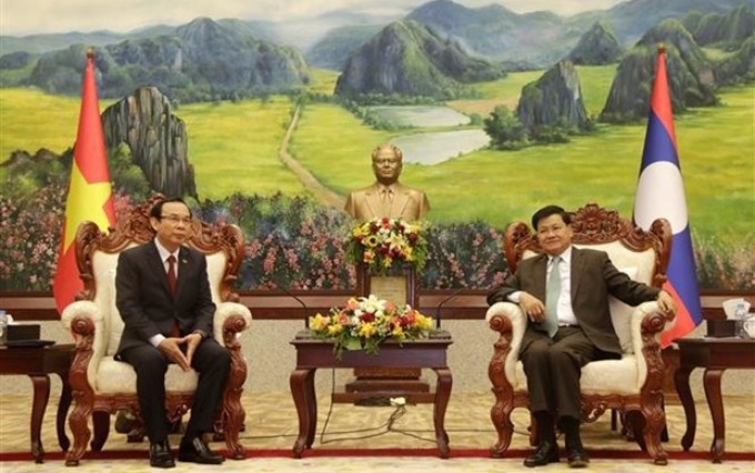  El secretario general del Partido Popular Revolucionario y presidente de Laos, Thongloun Sisoulith (D), recibe a Nguyen Van Nen, secretario del Partido Comunista de Vietnam en Ciudad Ho Chi Minh (Foto: VNA)