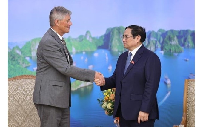  El primer ministro de Vietnam, Pham Minh Chinh, recibe a Stewart Cole, director general del Instituto Pasteur de París (Foto: VNA)