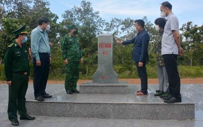  La delegación del Ministerio de Relaciones Exteriores inspecciona la gestión en el hito fronterizo 43 entre Vietnam y Camboya (Foto: VNA)