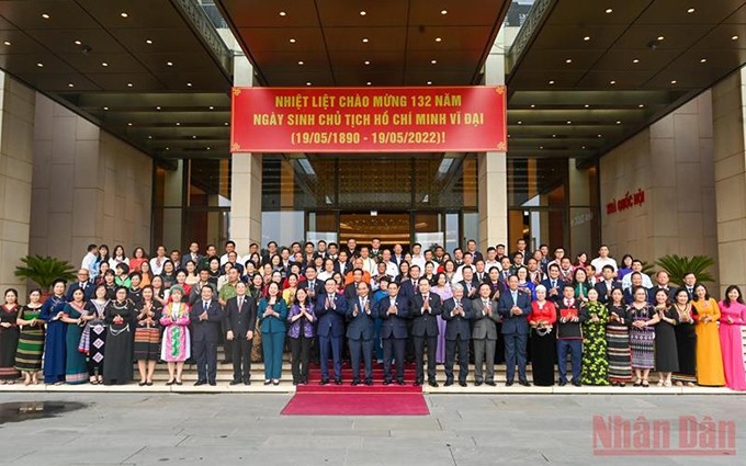 El presidente Nguyen Xuan Phuc, el primer ministro Pham Minh Chinh, el titular de la Asamblea Nacional, Vuong Dinh Hue, y los delegados participantes en el evento. (Foto: Nhan Dan) 