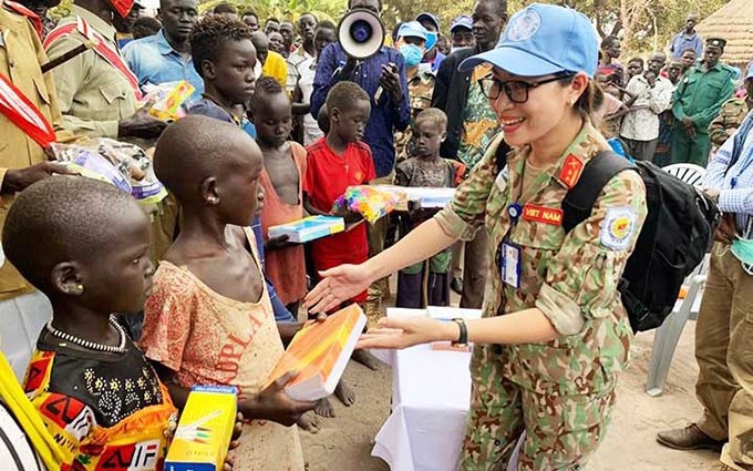 Fuerzas vietnamitas para las operaciones de la ONU entregan regalos a los niños de Sudán del Sur. (Foto: Departamento de mantenimiento de la paz de Vietnam)