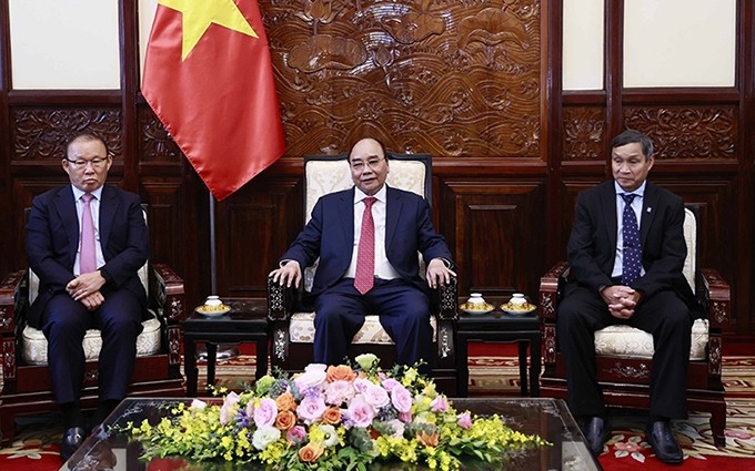 El presidente Nguyen Xuan Phuc (centro) en la reunión. (Fotografía: Nhan Dan)