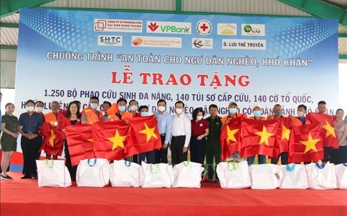 Entregan banderas y botes salvavidas a pescadores en provincia sureña de Binh Thuan.