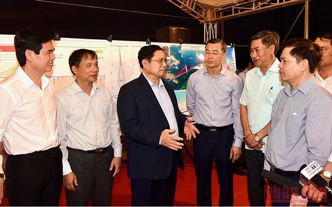El primer ministro de Vietnam, Pham Minh Chinh (tercero a la izquierda), inspecciona la calidad de la autopista Hoa Binh-Moc Chau. (Fotografía: Nhan Dan)