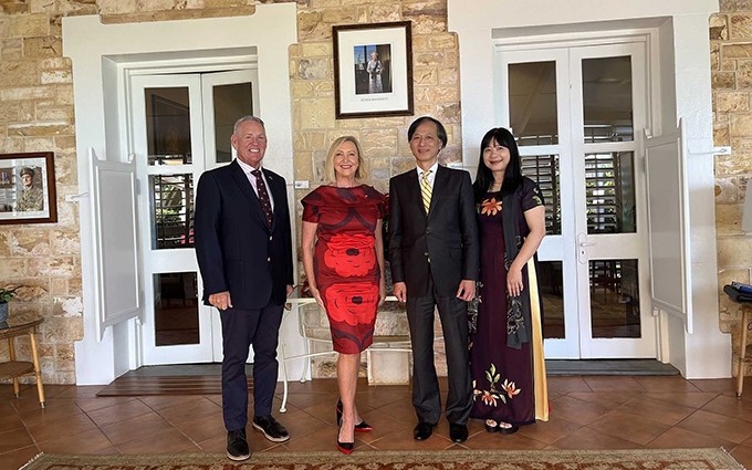 El embajador vietnamita Nguyen Tat Thanh y su esposa, y la gobernadora Vicki OHallorand y su cónyuge (Foto: baoquocte.vn)