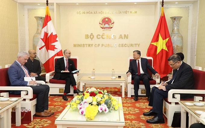 El ministro de Seguridad Pública de Vietnam, general To Lam recibe al embajador de Canadá en Hanói, Shawn Perry Steil. (Fotografía: Nhan Dan)