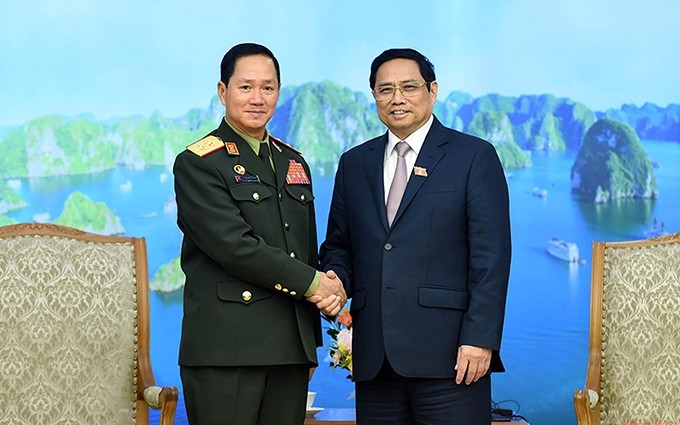 El primer ministro de Vietnam, Pham Minh Chinh (D), recibe al teniente general Khamliang Outhakaysone, viceministro de Defensa y jefe del Estado Mayor General del Ejército Popular de Laos. (Fotografía: Nhan Dan)