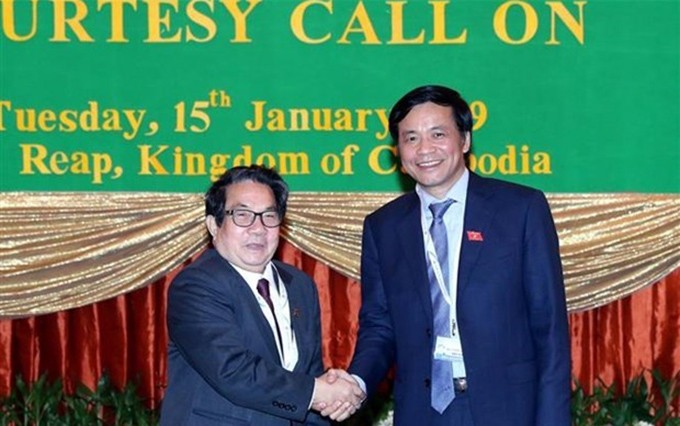 El secretario general y jefe de la Oficina de la Asamblea Nacional de Vietnam, Nguyen Hanh Phuc, y el secretario general de la Asamblea Nacional de Camboya, Leng Peng Long. (Fotografía: VNA)