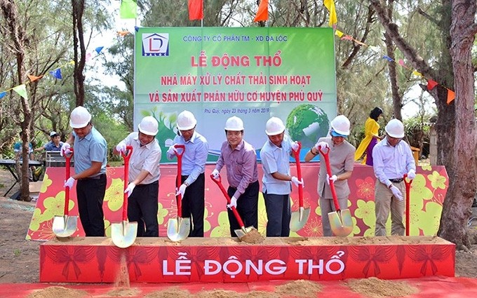La ceremonia de inicio de construcción de la fábrica de tratamiento de residuos domésticos y producción de abonos orgánicos del distrito Phu Quy