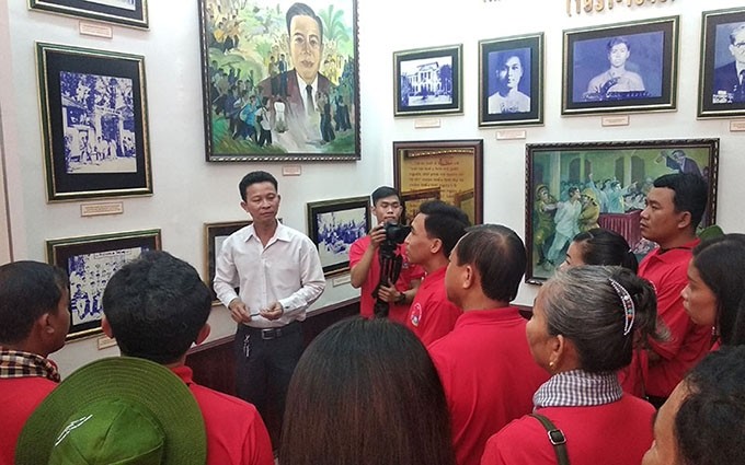 La delegación escucha la presentación de la vida y carrera revolucionaria del difundo presidente del Consejo de Ministros Pham Hung.