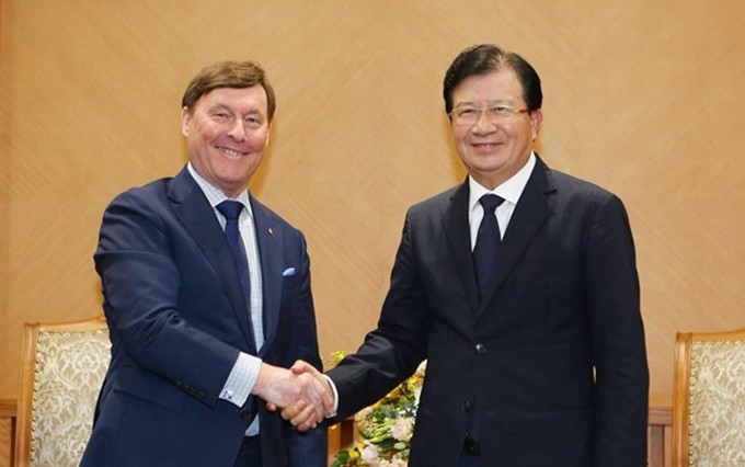 El viceprimer ministro de Vietnam, Trinh Dinh Dung (D), se reunió con John Walker, presidente y director general de la compañía australiana Macquarie Capital. (Fotografía: VNA)
