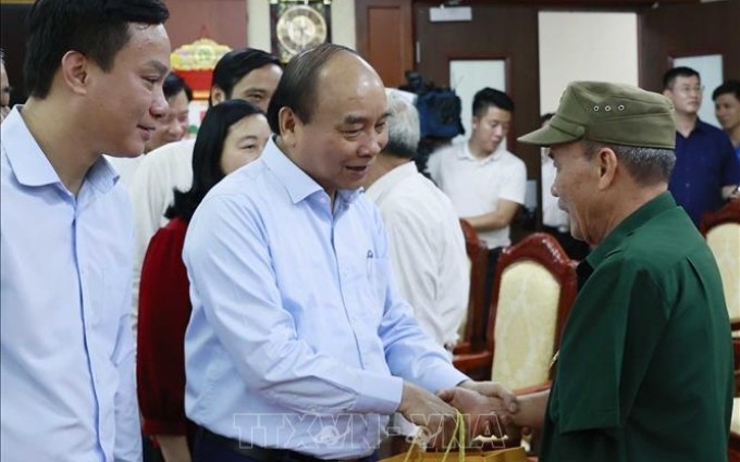 El presidente de Vietnam, Nguyen Xuan Phuc (C) entrega regalos a personas de avanzada edad en la provincia de Hai Duong. 