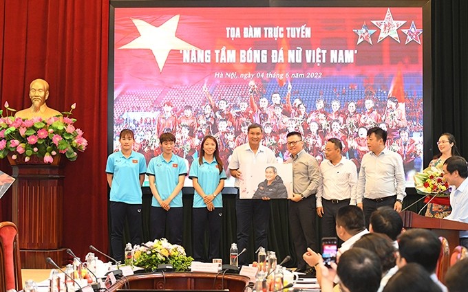 El jefe de redacción del periódico Nhan Dan, Le Quoc Minh entrega obsequio al entrenador Mai Duc Chung y sus jugadoras. (Fotografía: Nhan Dan)