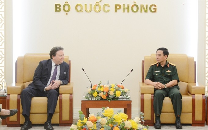 El ministro de Defensa de Vietnam, general Phan Van Giang (derecha), recibe al embajador de Estados Unidos acreditado en Hanói, Marc Evans Knapper. (Fotografía: qdnd.vn)