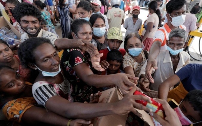 Cingaleses reciben bienes de ayuda. (Foto: Reuters/VNA)