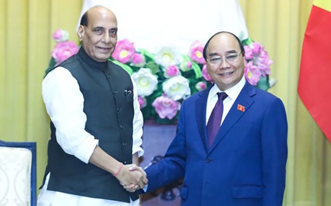 El presidente vietnamita, Nguyen Xuan Phuc (D), recibe al ministro indio de Defensa, Rajnath Singh (I). (Fotografía: sggp.org.vn)