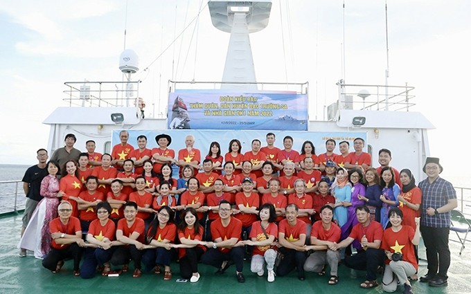 Más de 40 vietnamitas residentes en 17 países visitan las islas de Truong Sa. 