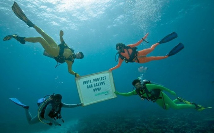   Activistas sociales de la organización Greenpeace (Paz verde) levantan la pancarta "Protejamos nuestros océanos" cerca de los arrecifes de coral en las Islas Andaman y Nicobar (India). (Foto: AFP/VNA)