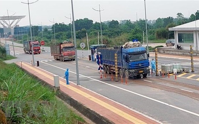 Vehículos automóviles en la puerta fronteriza internacional de Mong Cai. (Fotografía: VNA)