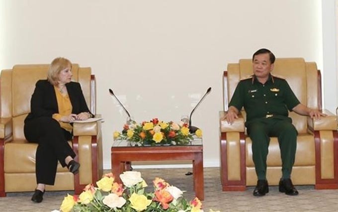  El viceministro de Defensa de Vietnam, coronel general Hoang Xuan Chien, recibe a Ann Marie, directora de la Agencia de Desarrollo Internacional de Estados Unidos (USAID) en Hanói (Foto:VNA)