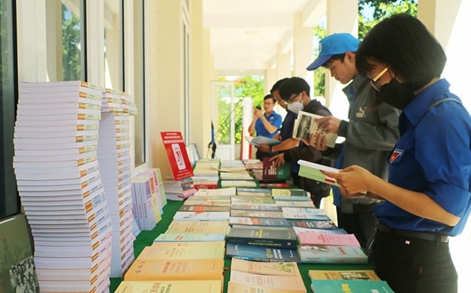 Estudiantes en la exposición. (Fotografía: Hanoimoi.com.vn)