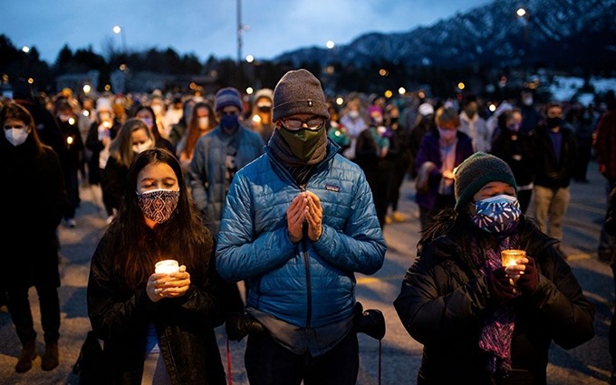 La gente reza por las víctimas de un tiroteo ocurrido en marzo de 2021 en Calorado, EE.UU. (Fotografía: Reuters)