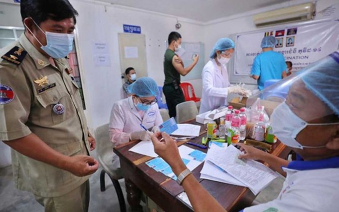 Vacunación contra el Covid-19 en Camboya. (Fotografía: Phnom Penh Post)