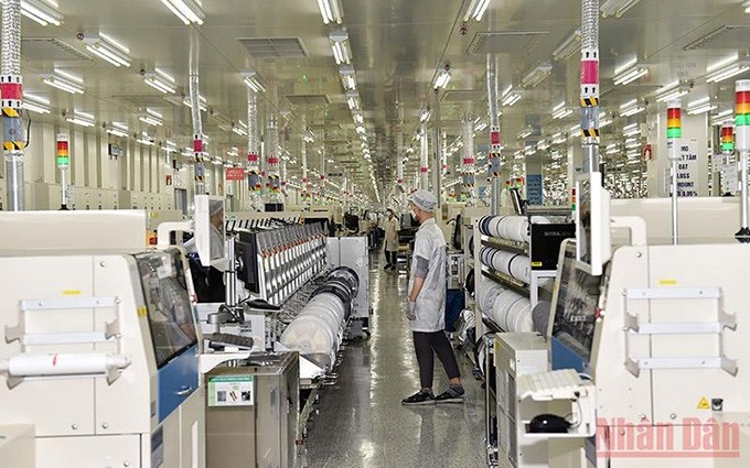  Línea de producción de componentes electrónicos en la sociedad de responsabilidad limitada Samsung Electronics Thai Nguyen. (Fotografía: Nhan Dan)
