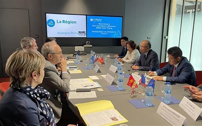 Durante una sesión de trabajo entre la misión vietnamita y funcionarios de la región de Auvergne-Rhône-Alpes. (Fotografía: VNA)