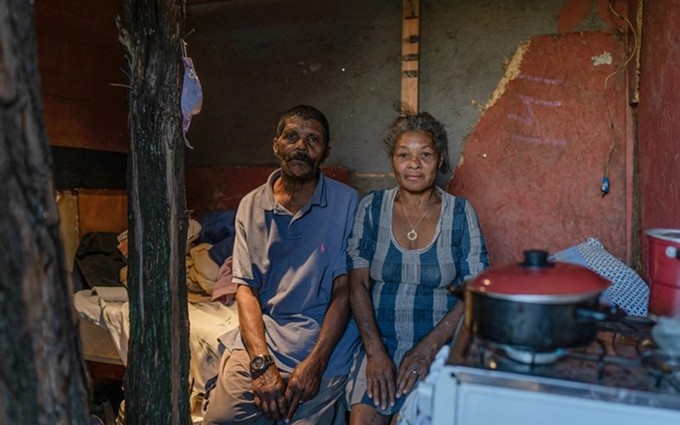 Ana Maria Nogueira y su esposo, Eraldo, en su casa en Jardim Keralux, un barrio pobre del este de la ciudad brasileña de Sao Paulo. (Fotografía: Al Yazira)