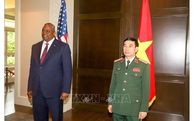 El secretario de Defensa de Estados Unidos, Lloyd Austin (I), y el ministro de Defensa de Vietnam, Phan Van Giang (D). (Fotografía: VNA) 